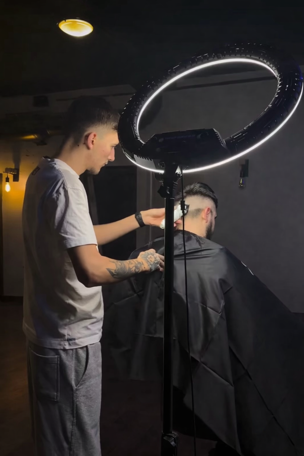 Barber pri strihaní